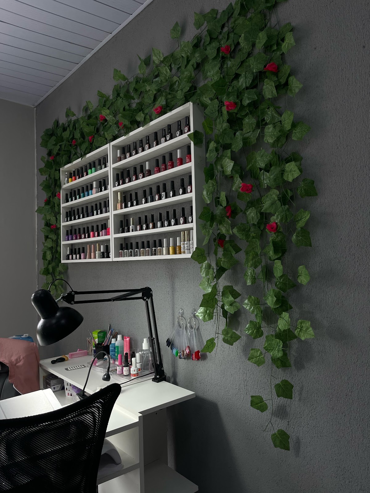 Bancada de esmaltes do Divina Mulher Studio, em Santa Cândida
