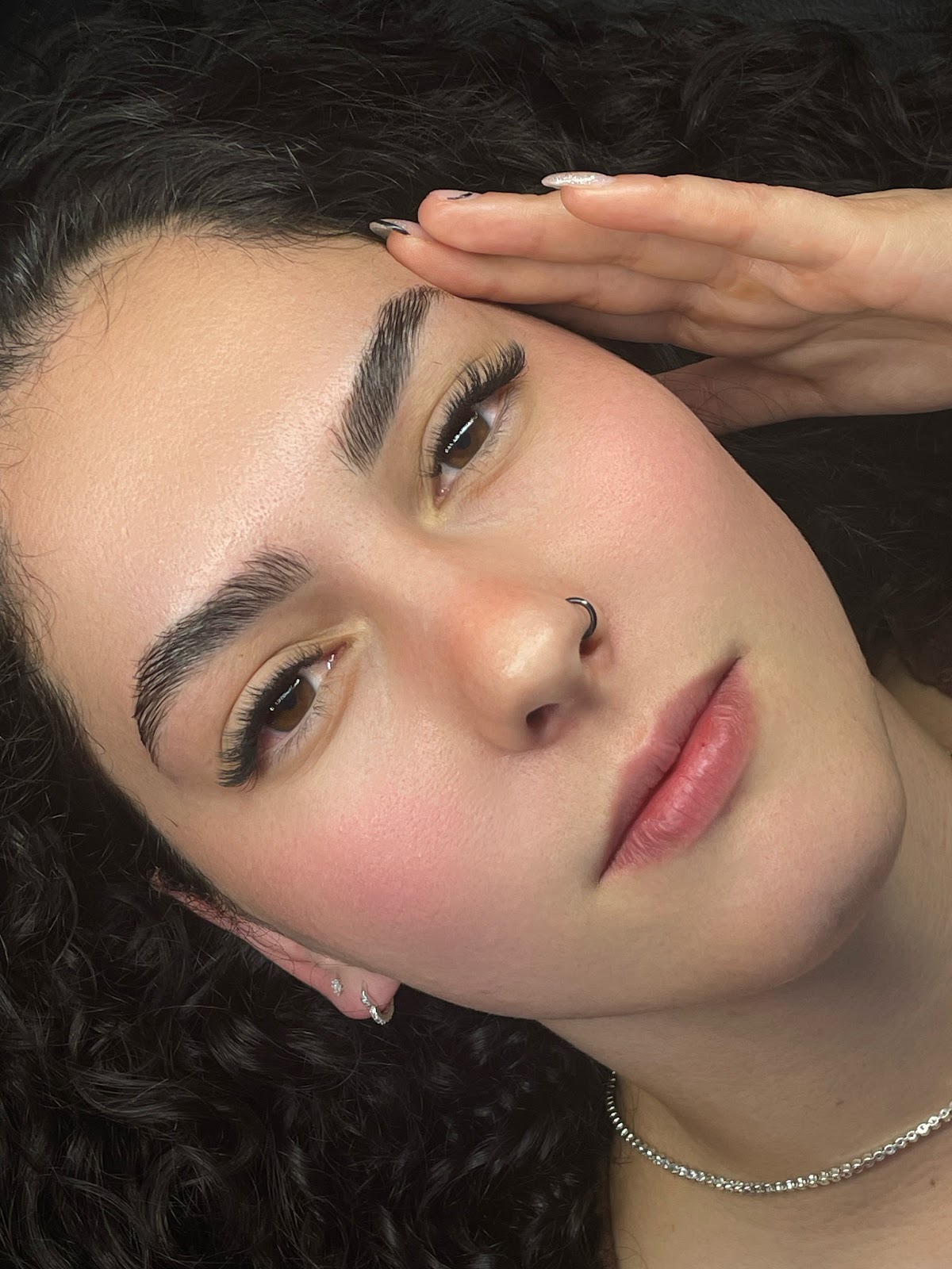 Cliente com cílios e sobrancelha feitos no Divina Mulher Studio, em Santa Cândida