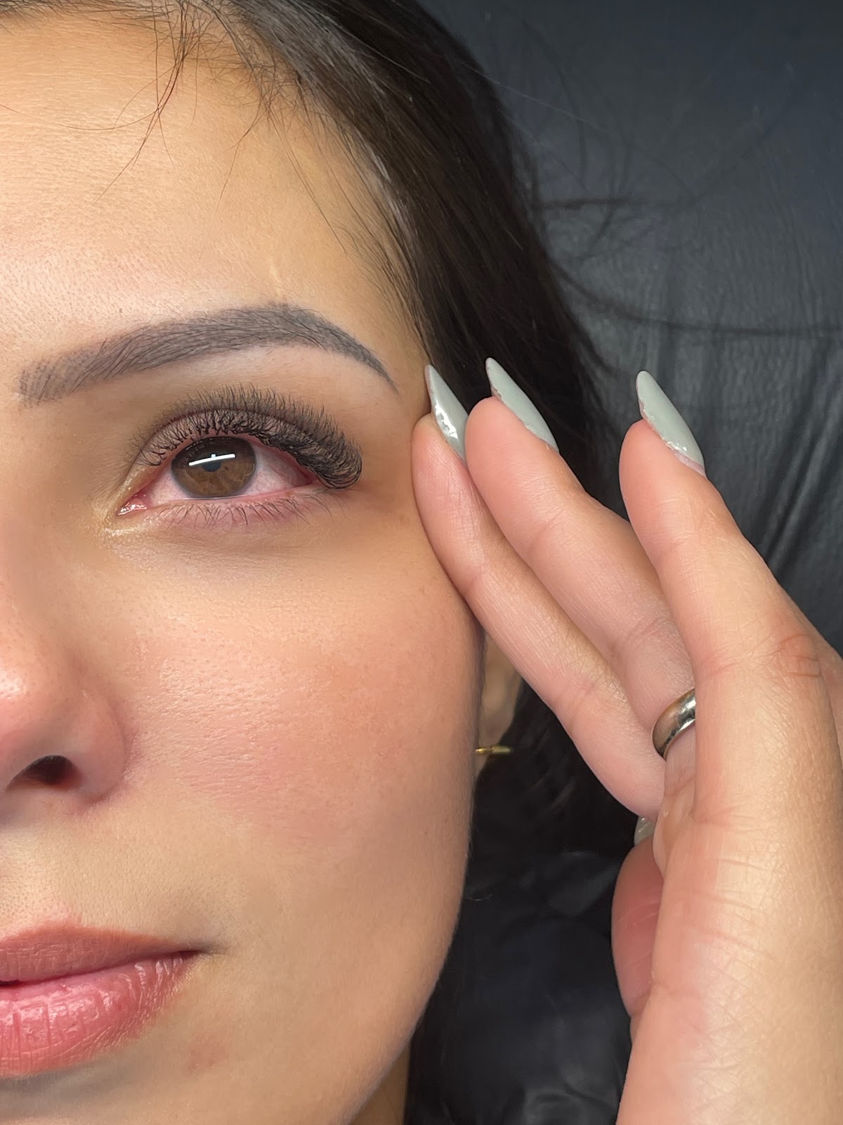 Sobrancelha, cílios e unhas feitos no Divina Mulher Studio